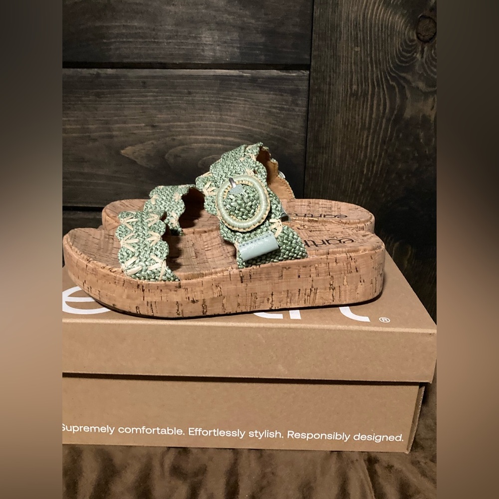 Earth brand, size 6, new in box, beautiful green sandals - Picture 8 of 9